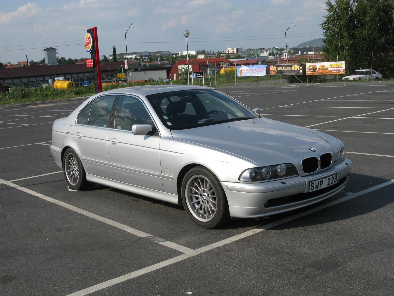 Silver facelift BMW E39 530i saloon front three-quarter view