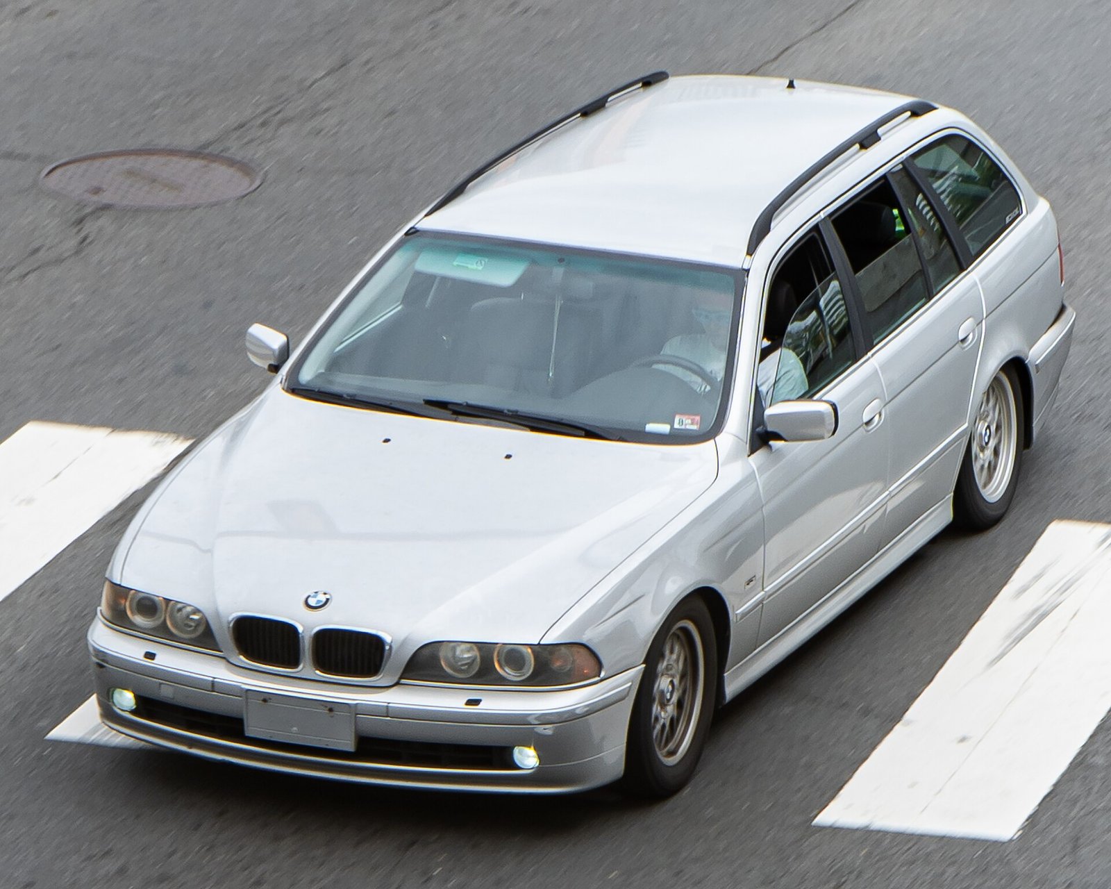 Silver BMW E39 525i Touring estate on the move