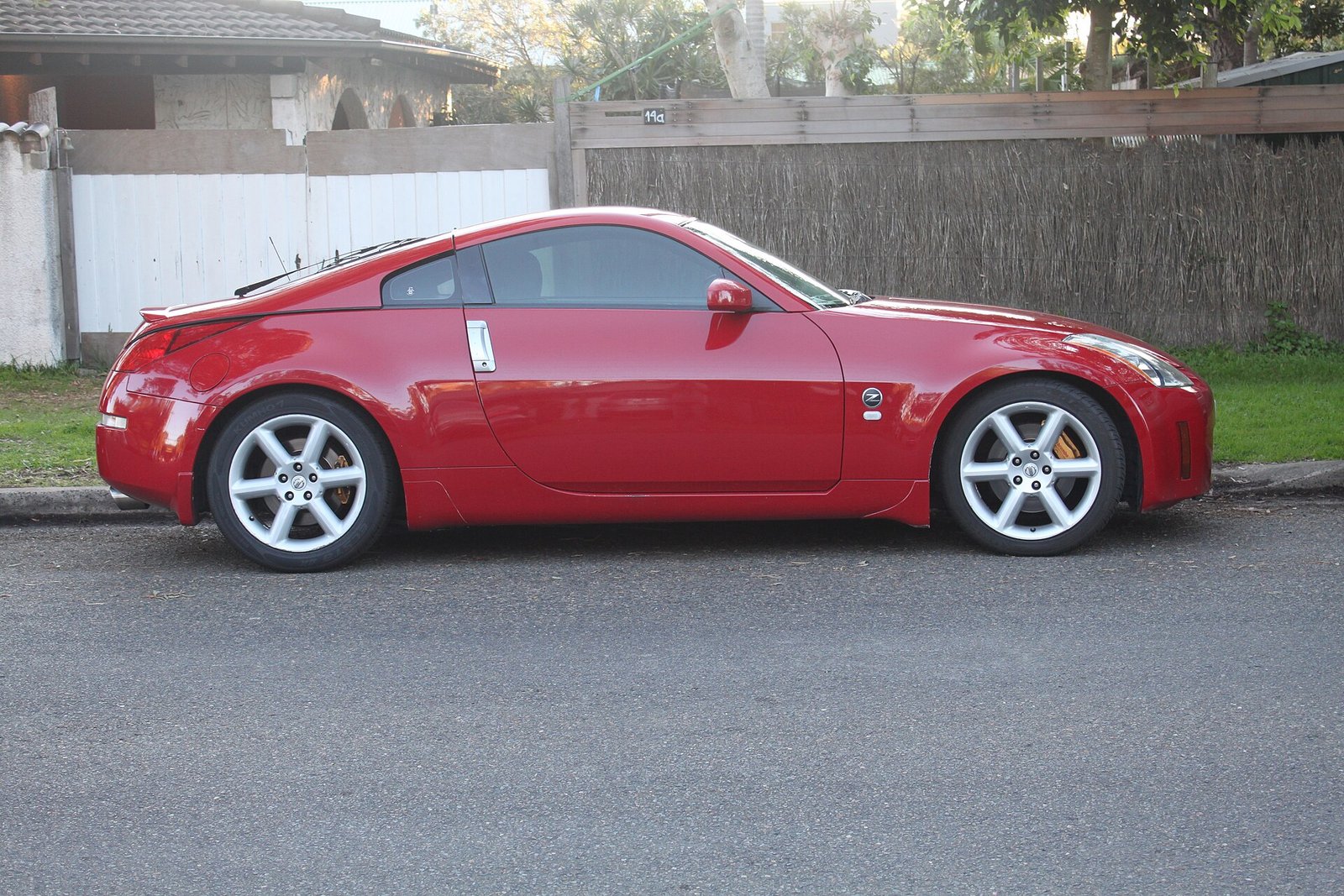 Nissan 350Z Z33 coupe — a 3.5 V6 Japanese muscle coupe under £10,000 in the UK